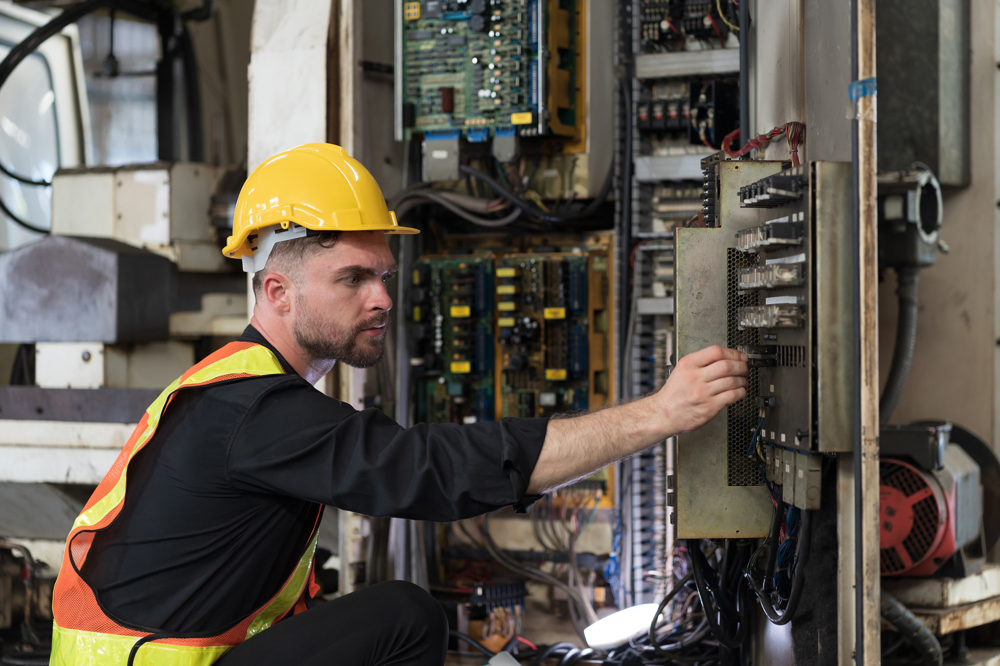 Elektriker som inspekterar ett skåp
